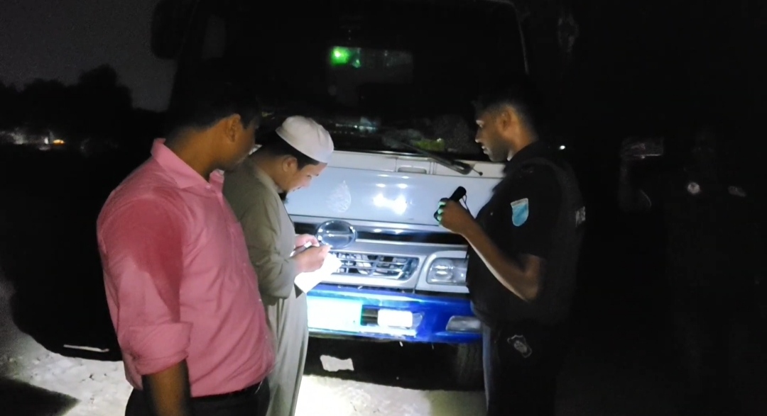 ফরিদপুরে মধ্যরাতে অবৈধ বালু উত্তোলনের সময় ২৩টি ট্রাক ও ৮টি স্কেভেটর জব্দ