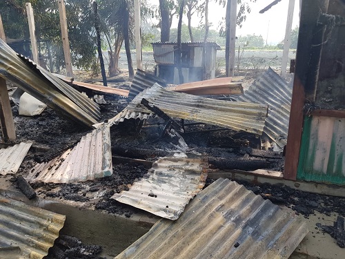 শত্রুতার জেরে মধ্যরাতে বসতঘরে আগুন