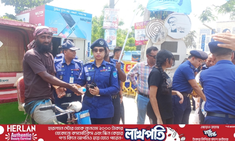 তীব্র গরমে পানি হাতে শহরের রাস্তায় গোপালগঞ্জ পুলিশ সুপার
