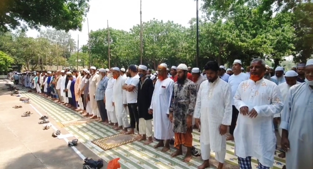 ফরিদপুরে তীব্র গরমে বৃষ্টির জন্য নামাজ আদায়