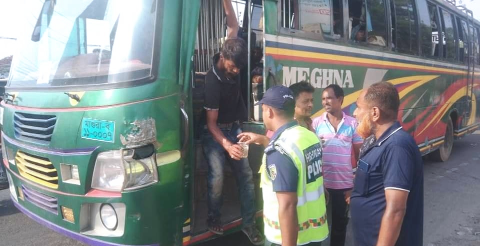 ফরিদপুরে তৃষ্ণার্তদের পাশে শরবত নিয়ে হাইওয়ে পুলিশ