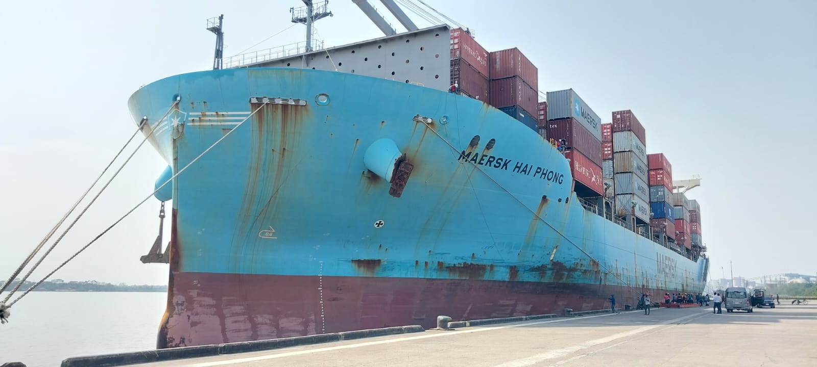 মোংলা বন্দর জেটিতে কন্টেইনার নিয়ে ১৮৬ মিটার জাহাজ