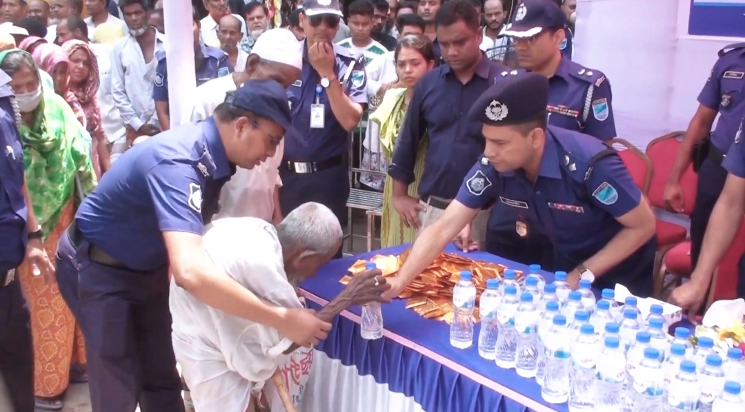 ফরিদপুরে পুলিশের পক্ষ থেকে পানি ও খাবার স্যালাইন বিতরণ