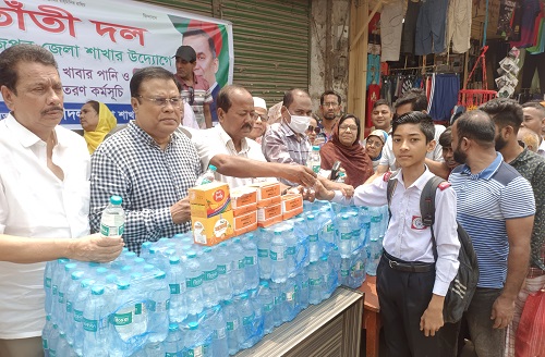 দিনাজপুরে তাঁতীদলের উদ্যোগে খাবার পানি ও স্যালাইন বিতরণ
