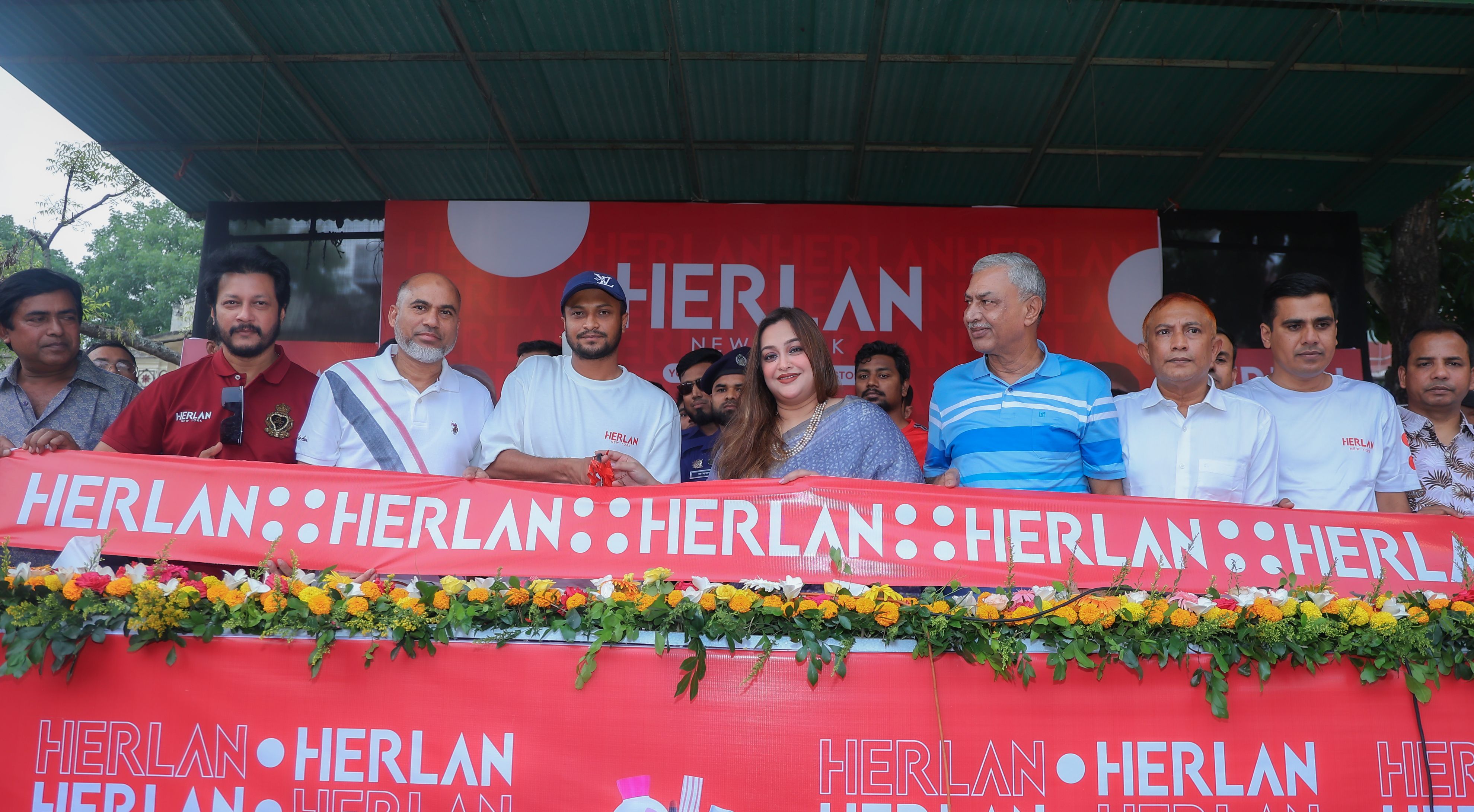 কুমিল্লার মনোহরপুরে ‘হারল্যান স্টোর’ উদ্বোধন করলেন সাকিব আল হাসান