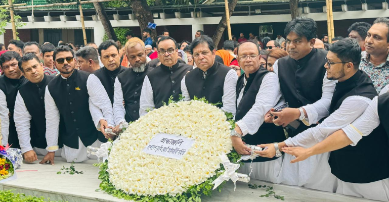 টুঙ্গিপাড়ায় বঙ্গবন্ধুর সমাধিতে সুপ্রিম কোর্ট আইনজীবী সমিতির শ্রদ্ধা