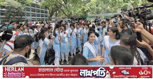 এসএসসিতে পাসের হার ৮৩.০৪, কমেছে জিপিএ-৫