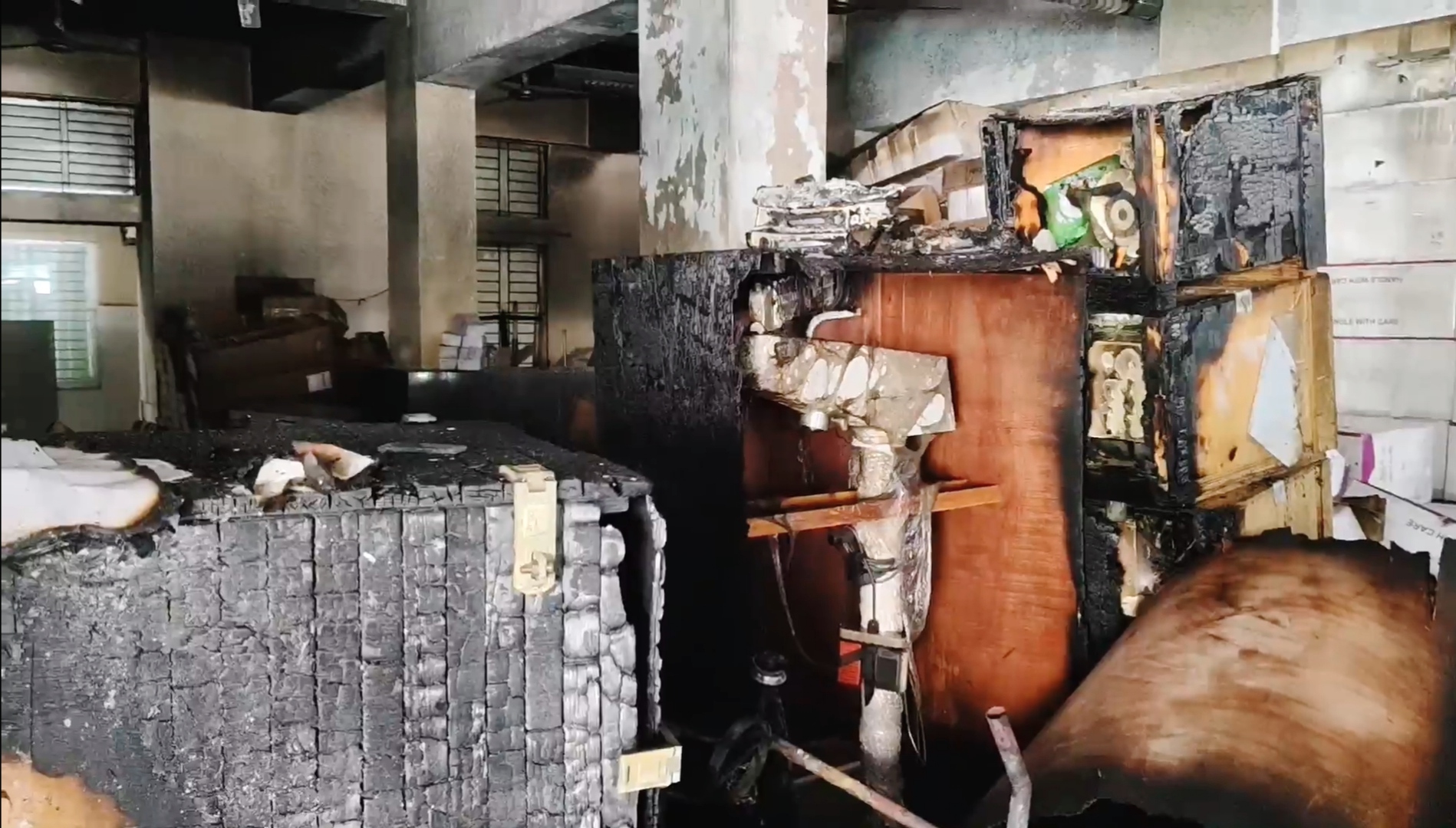 ফরিদপুর বঙ্গবন্ধু শেখ মুজিব মেডিকেল কলেজ হাসপাতালের স্টোর রুমে অগ্নিকান্ড