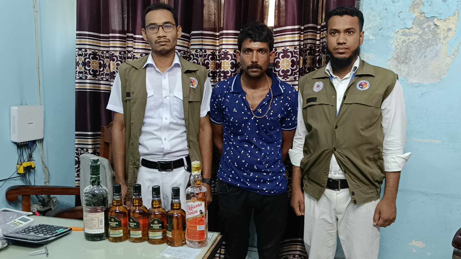 হিলিতে ভারতীয় যুবকের ব্যাগে মিলল ৬ বোতল মদ