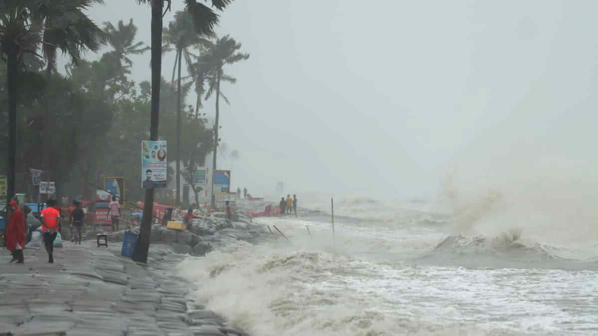 সব মন্ত্রণালয়ের কর্মকর্তা-কর্মচারীদের ছুটি বাতিল