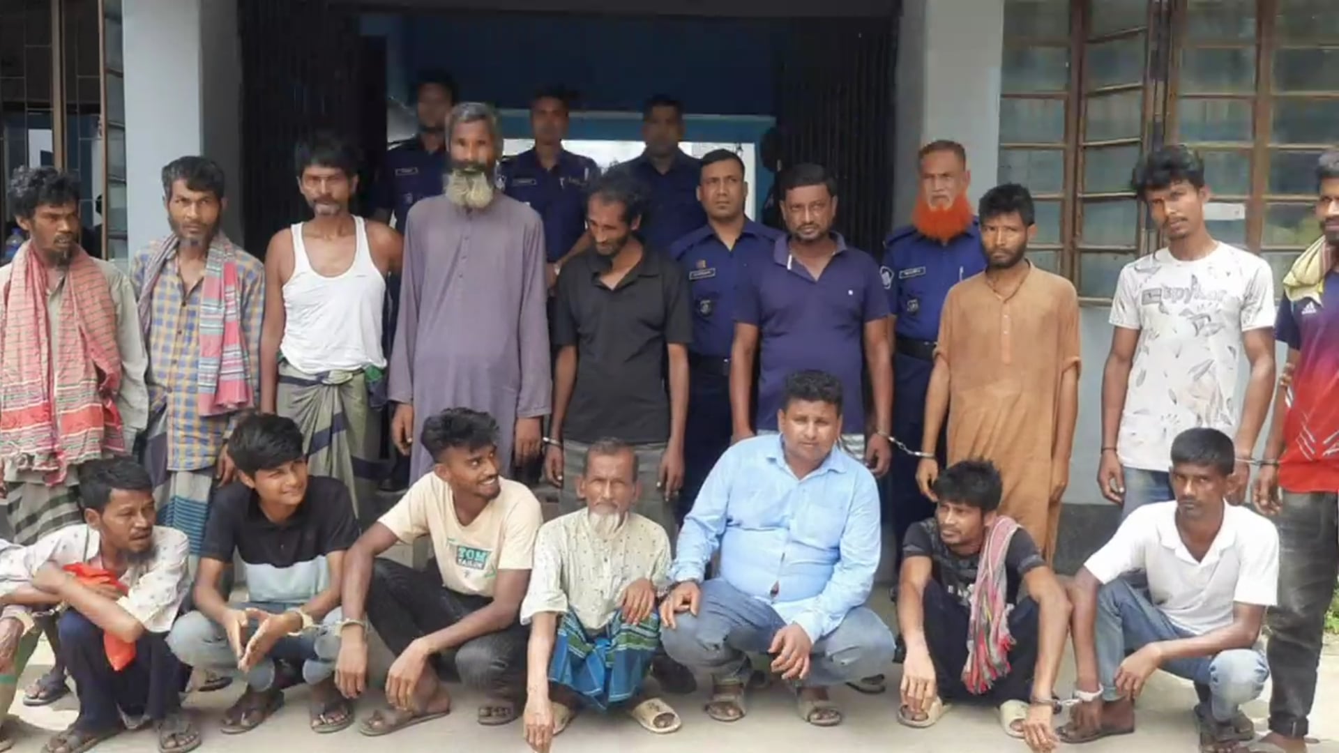 হিলিতে পুলিশের বিশেষ অভিযানে ১৯ জন আটক