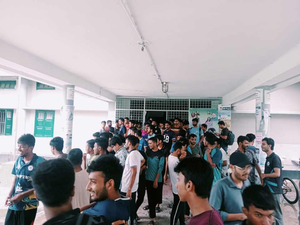 রাবিতে ডাইনিংয়ের খাবারে সিগারেটের খোসা, হল প্রধ্যক্ষের পদত্যাগের দাবি