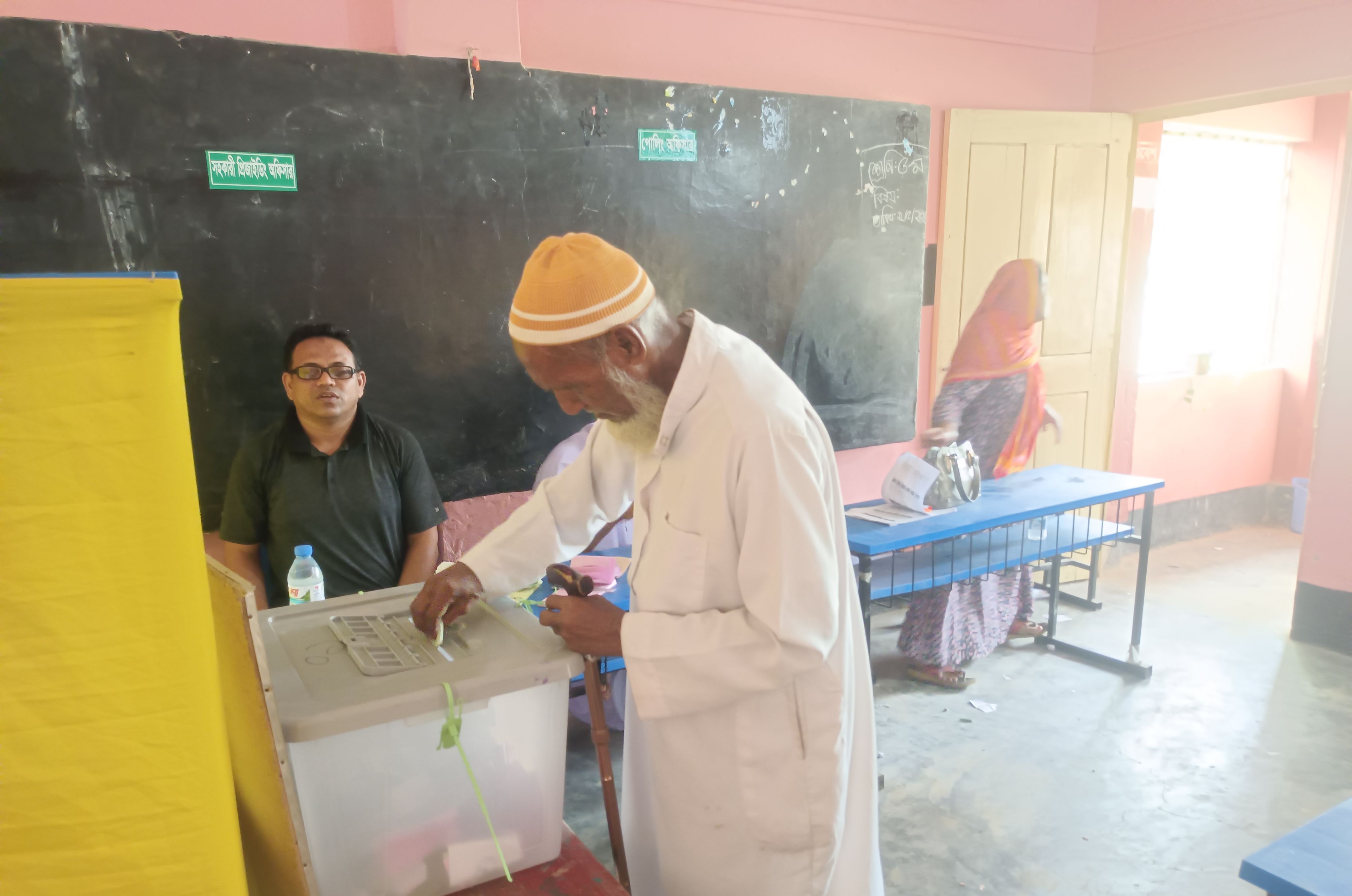 দিনাজপুর সদরসহ তিন উপজেলায় নির্বাচনে ভোটগ্রহণ চলছে