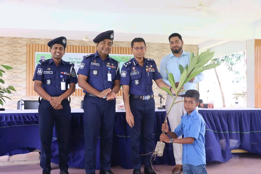 জামালপুরে জেলা পুলিশের ফলদ-ওষুধি গাছের চারা বিতরণ