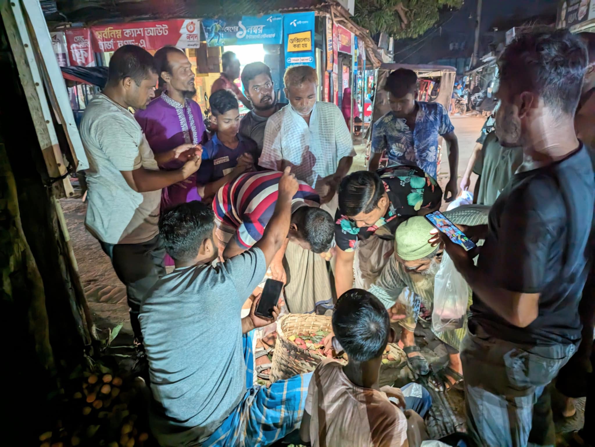 হিলিতে প্রথমবারের মতো লিচু বিক্রি হচ্ছে কেজি দরে, কিনতে ক্রেতাদের ভিড়!
