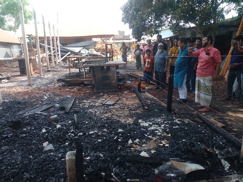 ফরিদপুরে অগ্নিকাণ্ডে আল আমীন টিম্বার হাউজ ভস্মীভূত, ১ কোটি টাকার ক্ষতি