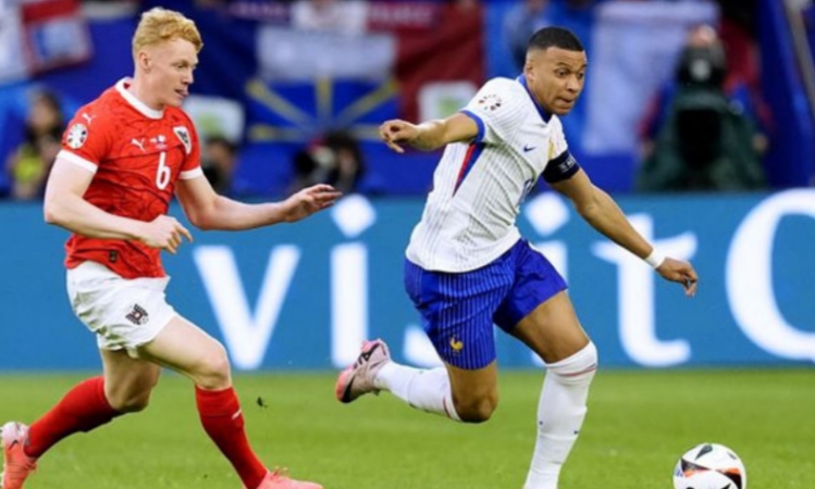 আত্মঘাতী গোলে ফ্রান্সের জয়