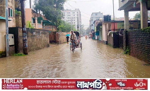 বৃষ্টি থামছেই না, সিলেট শহরে হাঁটু পানি