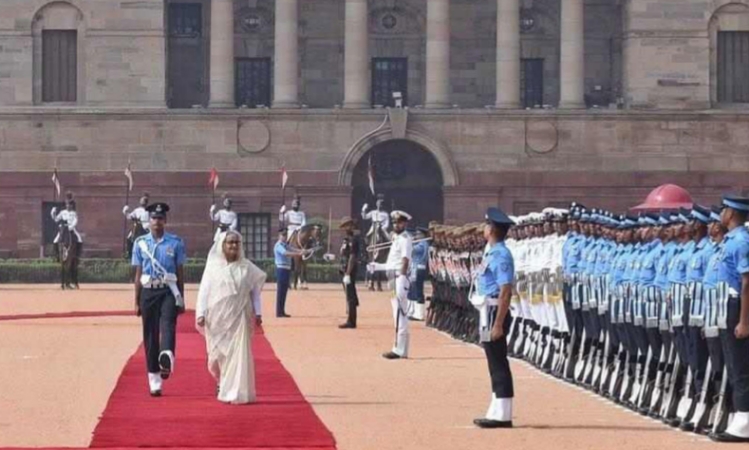 দিল্লির রাষ্ট্রপতি ভবনে শেখ হাসিনাকে লাল গালিচা সংবর্ধনা