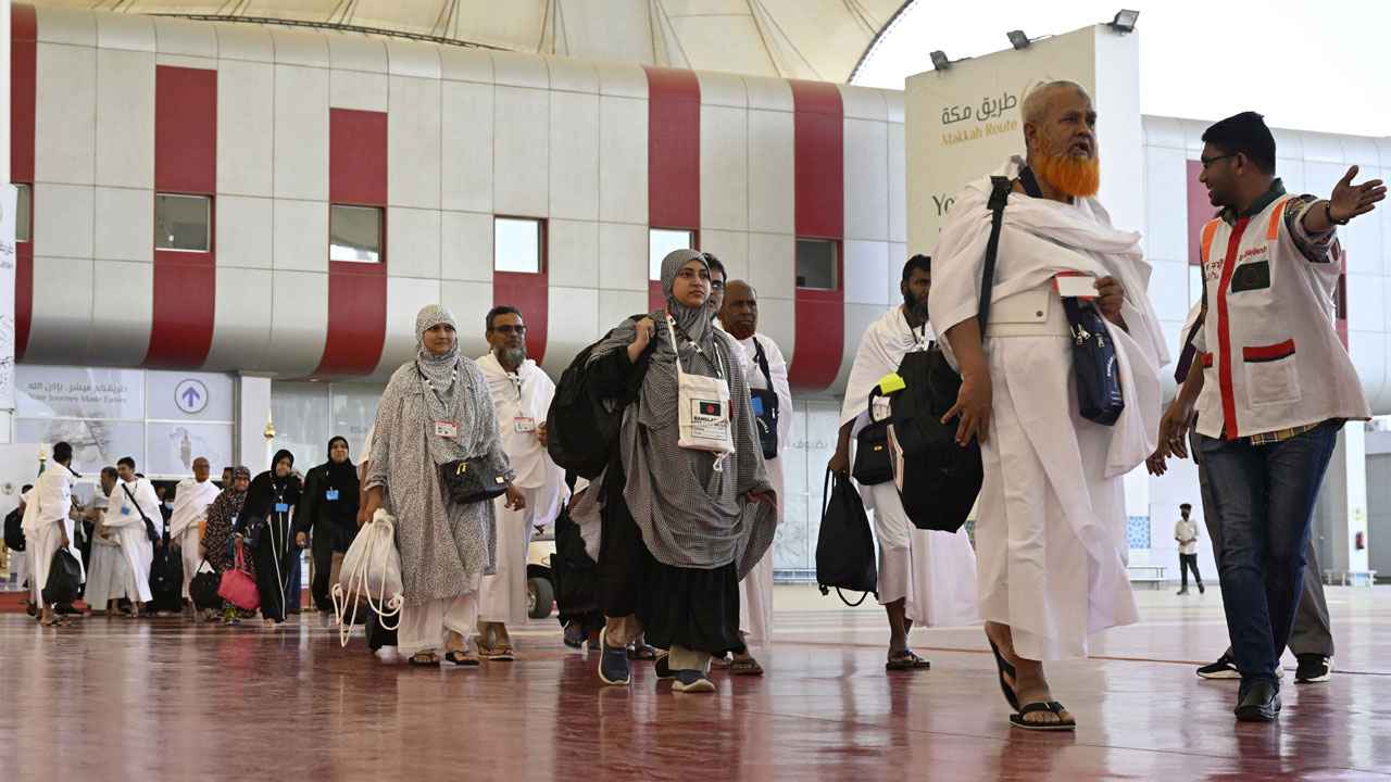 ফিরতি ফ্লাইটে আজ দেশে ফিরছেন প্রায় ৪ হাজার হাজি