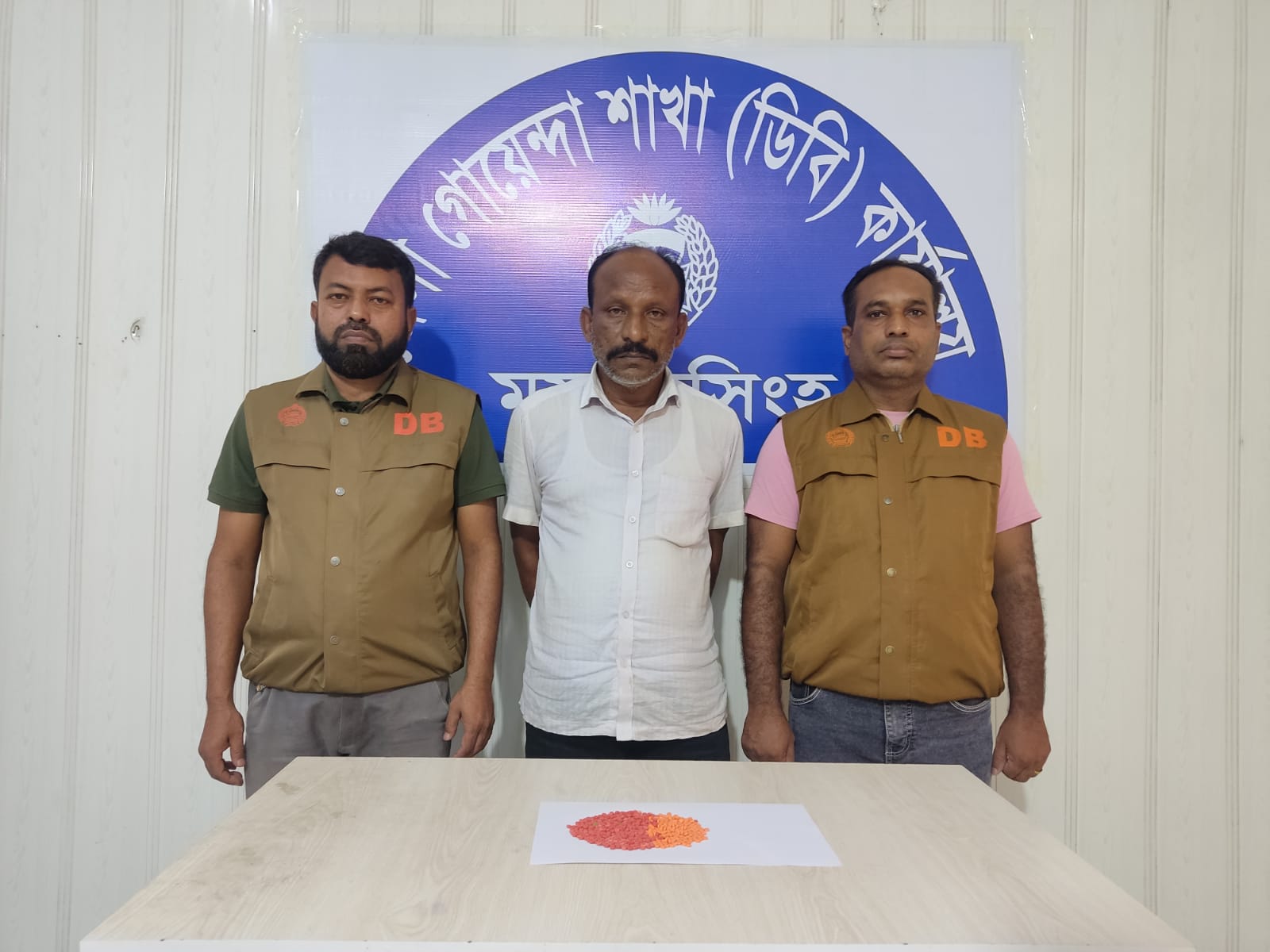 ময়মনসিংহে ডিবি পুলিশের অভিযানে ৫০০ পিস ইয়াবাসহ একজন গ্রেফতার