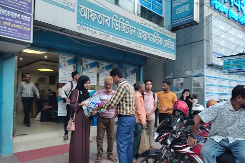 ফরিদপুরে ডাক্তারদের চিকিৎসা পত্র চেক করে ঔষুধ কোম্পানীর লোকেরা