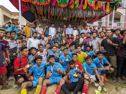 মিরসরাইয়ে মারুফ মডেল উচ্চ বিদ্যালয় চ্যাম্পিয়ন