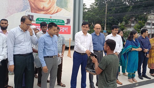 রাসেলস ভাইপারের আতঙ্কে কৃষকদের মাঝে গাম বুট বিতরণ করেন ডিসি