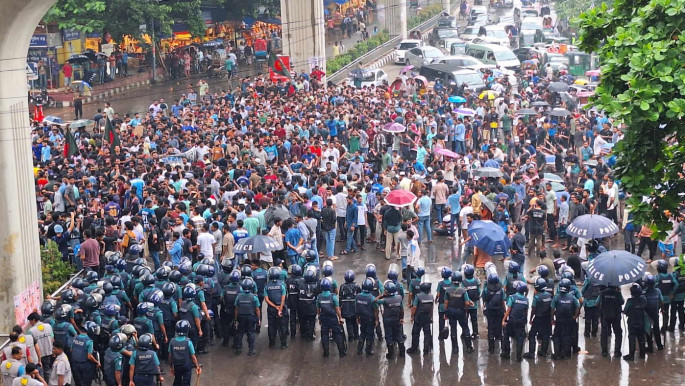 কোটা সংস্কারের দাবিতে শাহবাগ অবরোধ শিক্ষার্থীদের