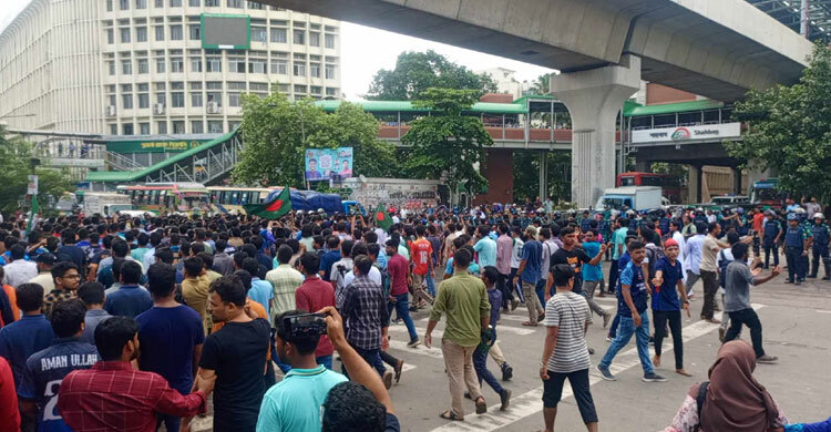 আবারও কোটা আন্দোলনকারীদের শাহবাগ অবরোধ, যান চলাচল বন্ধ