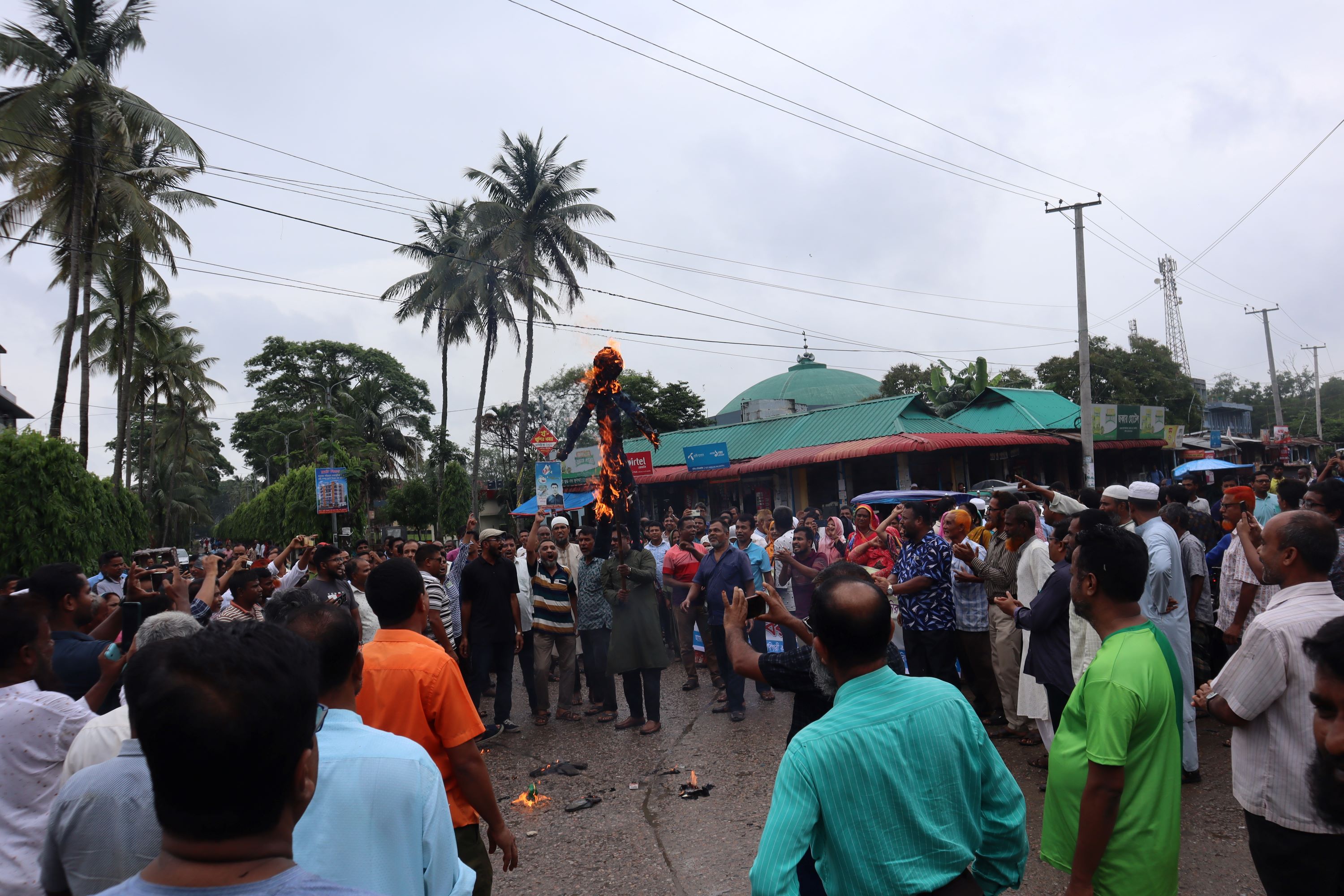 ২য় দিনেও বাকৃবিতে অর্থমন্ত্রীর কুশপুত্তলিকাদাহ, আন্দোলনে ৫ শতাধিক কর্মচারী