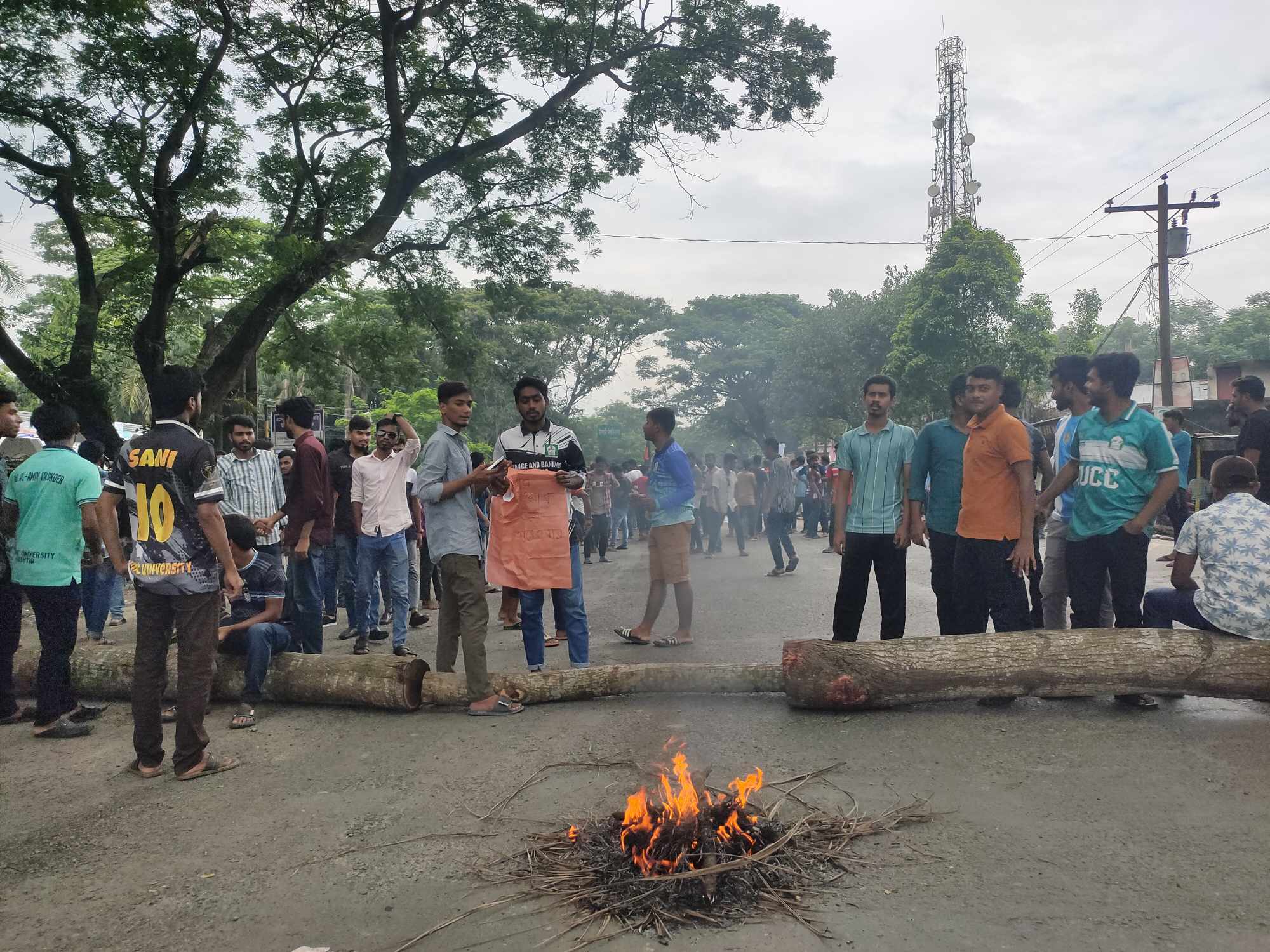 বাংলা ব্লকেড কর্মসূচি: ইবি শিক্ষার্থীদের কুষ্টিয়া-খুলনা মহাসড়ক অবরোধ