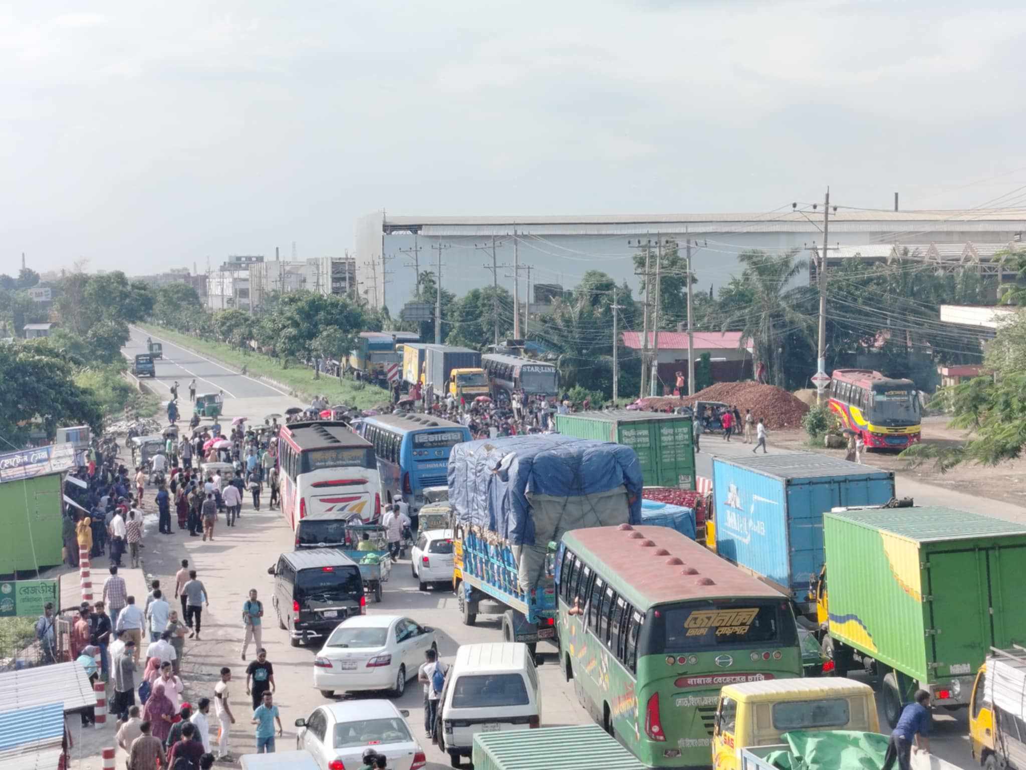 কুবি শিক্ষার্থীদের ঢাকা-চট্টগ্রাম মহাসড়ক অবরোধ, ৮ কিলোমিটার যানজট