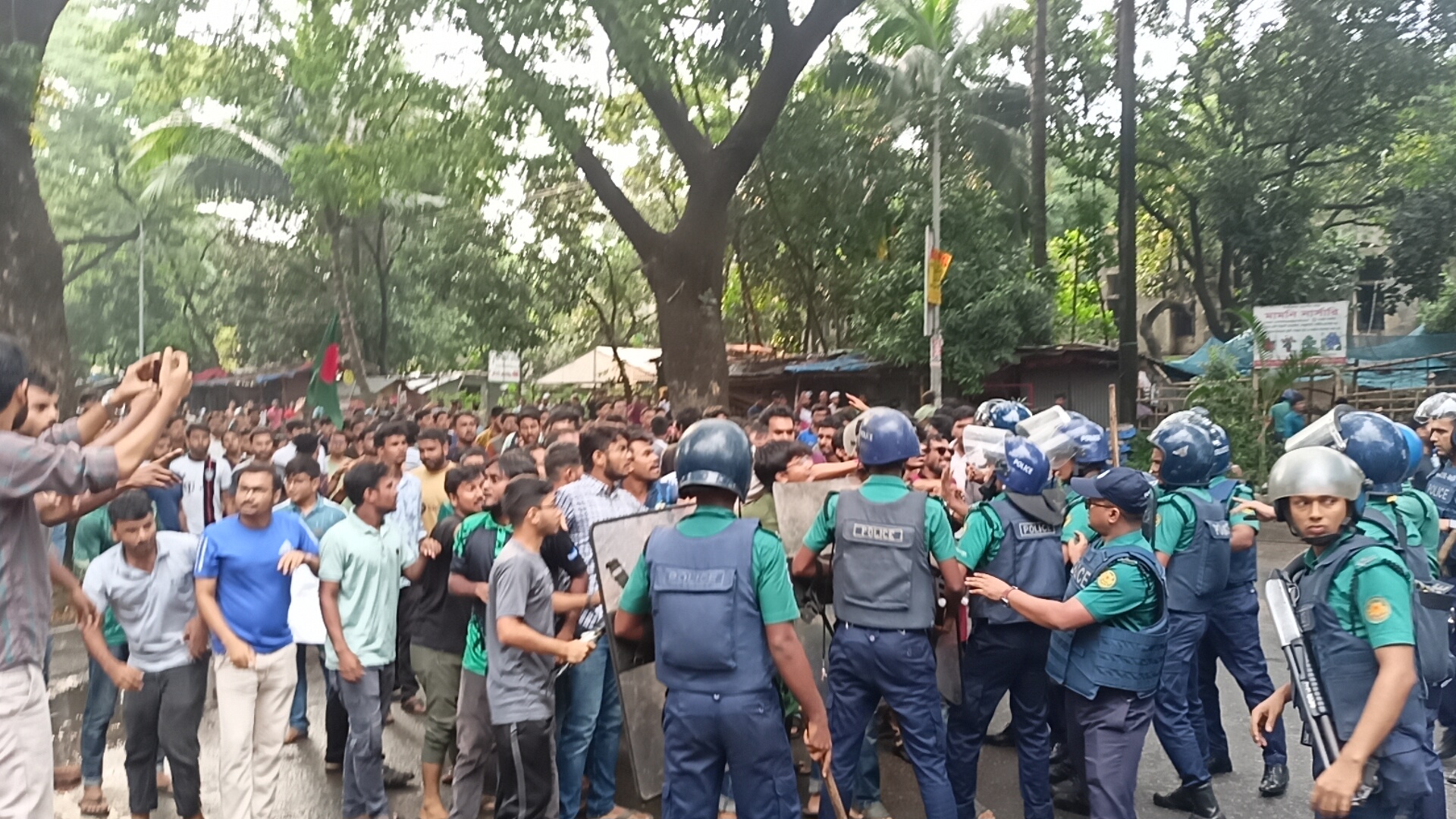শেরেবাংলা কৃষি বিশ্ববিদ্যালয়ে শিক্ষার্থী-পুলিশ মুখোমুখি অবস্থানে
