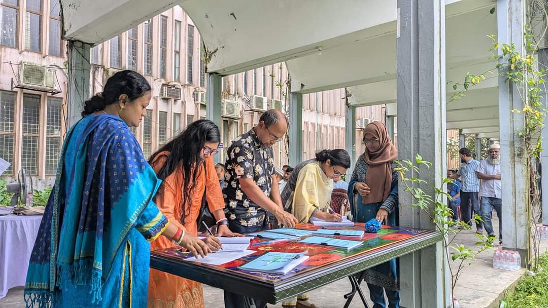 উত্তাল বাকৃবি: শিক্ষক-কর্মকর্তা-কর্মচারীদের আন্দোলনে ক্যাম্পাসে অচলাবস্থা