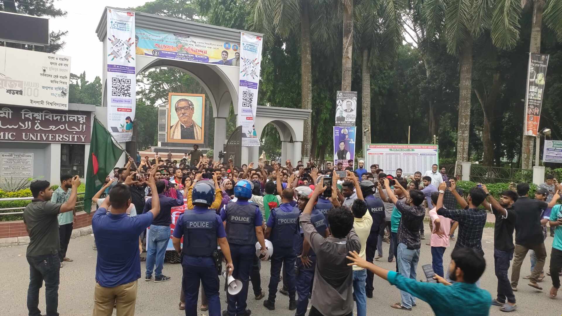 পুলিশি বাধা উপেক্ষা করে মহাসড়কে ইবি শিক্ষার্থীদের বিক্ষোভ