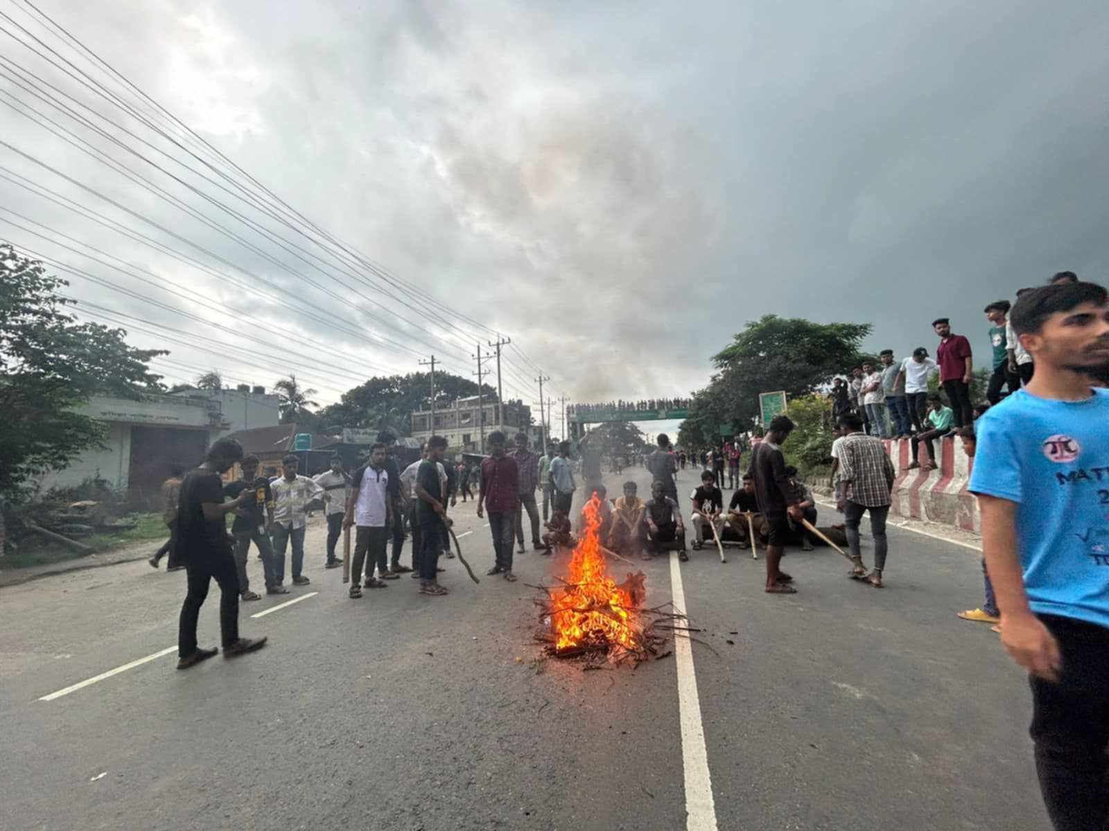 পুলিশের হামলা উপেক্ষা করে মহাসড়ক অবরোধ করলো কুবি শিক্ষার্থীরা, আহত অর্ধশতাধিক