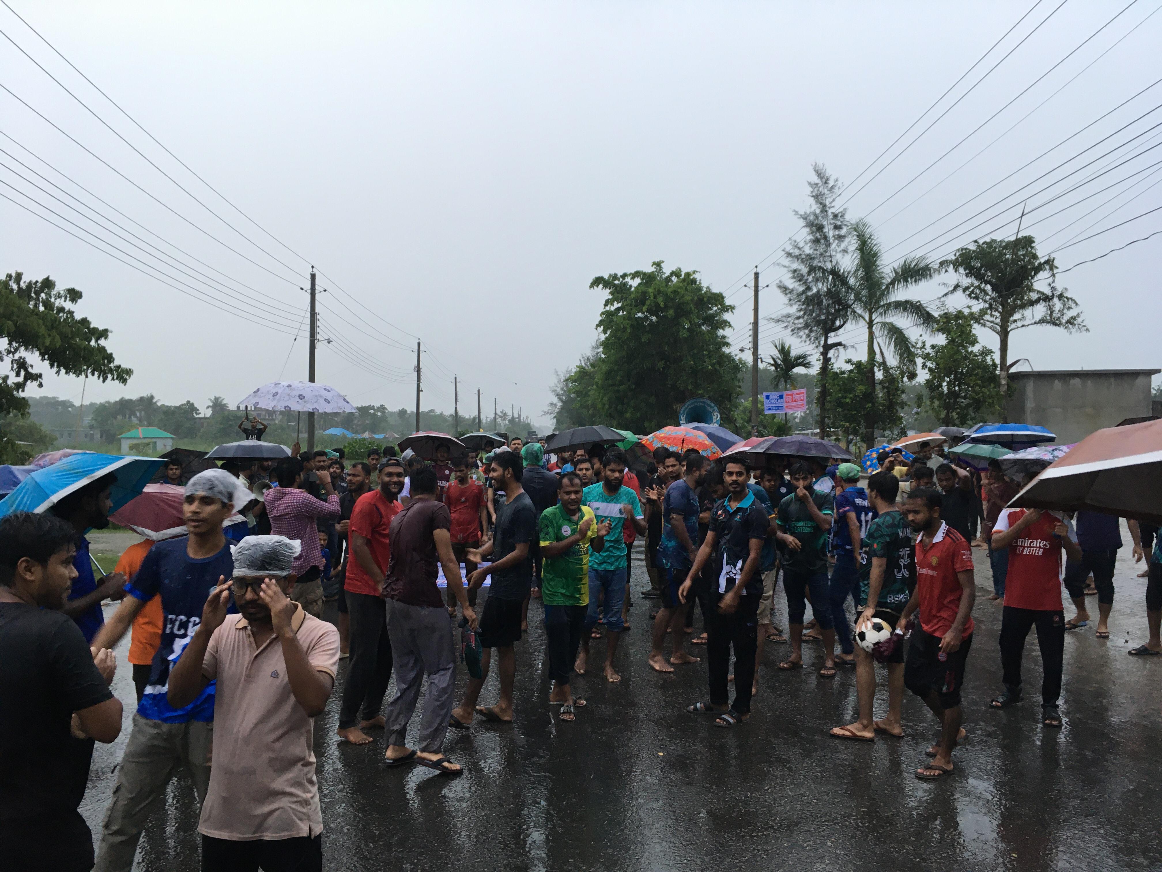 বৃষ্টির বাঁধা উপেক্ষা করে বশেমুরবিপ্রবিতে বাংলা ব্লকেড, পুলিশের শক্ত অবস্থান
