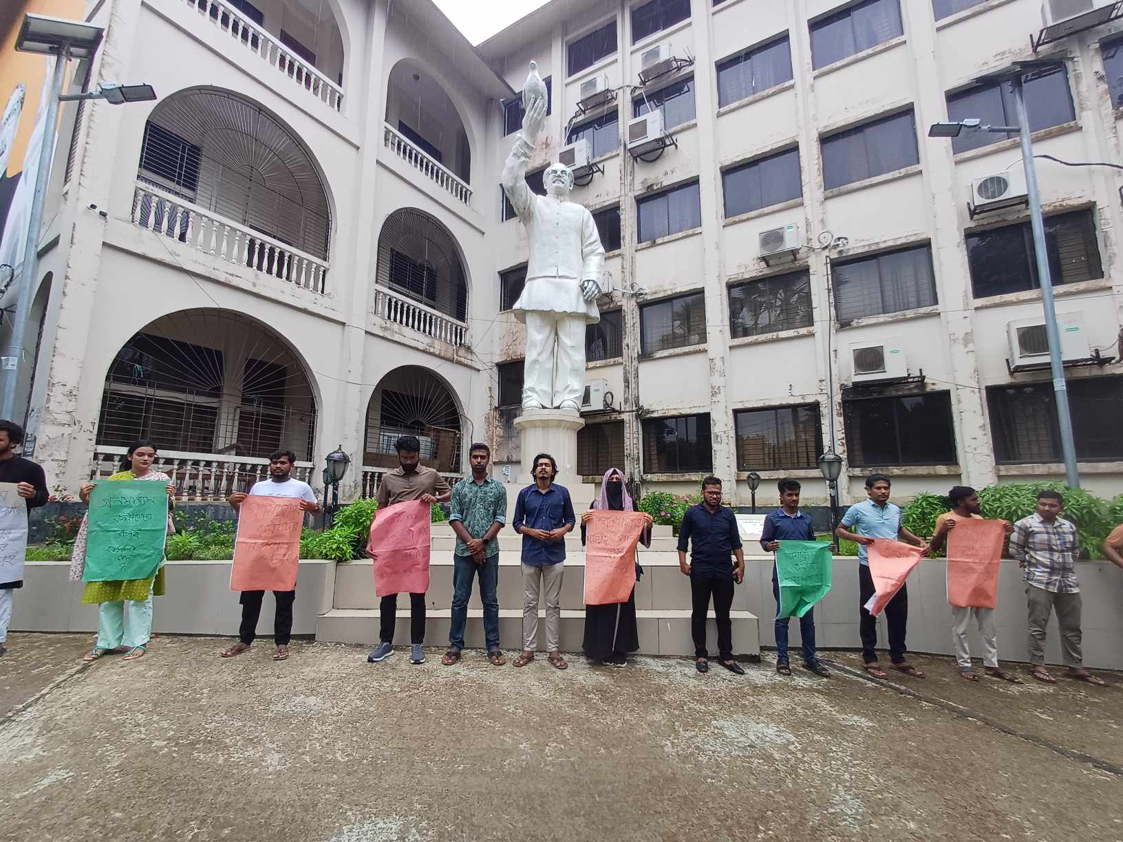 কুবিতে সাংবাদিকদের উপর পুলিশি হামলার প্রতিবাদে মানববন্ধন