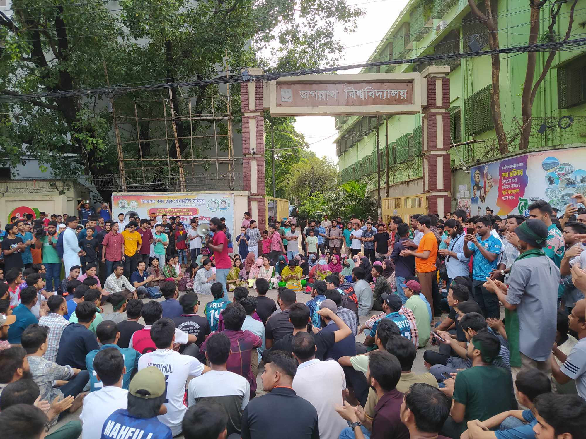 কোটা আন্দোলন কারীদের প্রতি হামলার প্রতিবাদে জবি শিক্ষার্থীদের বিক্ষোভ