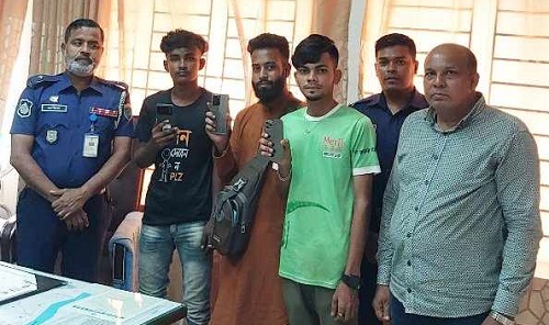 হারানো মোবাইল উদ্ধার করে বুঝিয়ে দিল মোংলা থানা পুলিশ