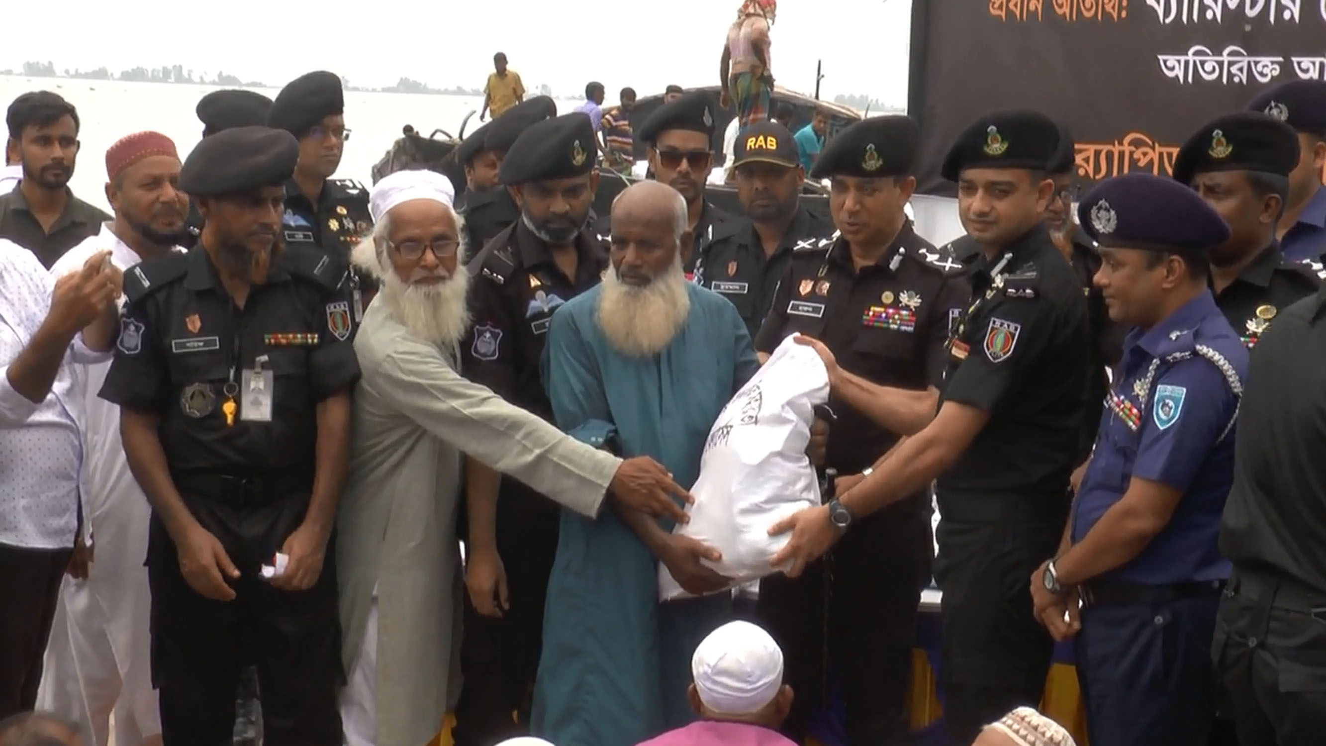 কুড়িগ্রামের বন্যার্তদের ত্রাণ সহায়তা দিলেন র‌্যাবের মহা-পরিচালক