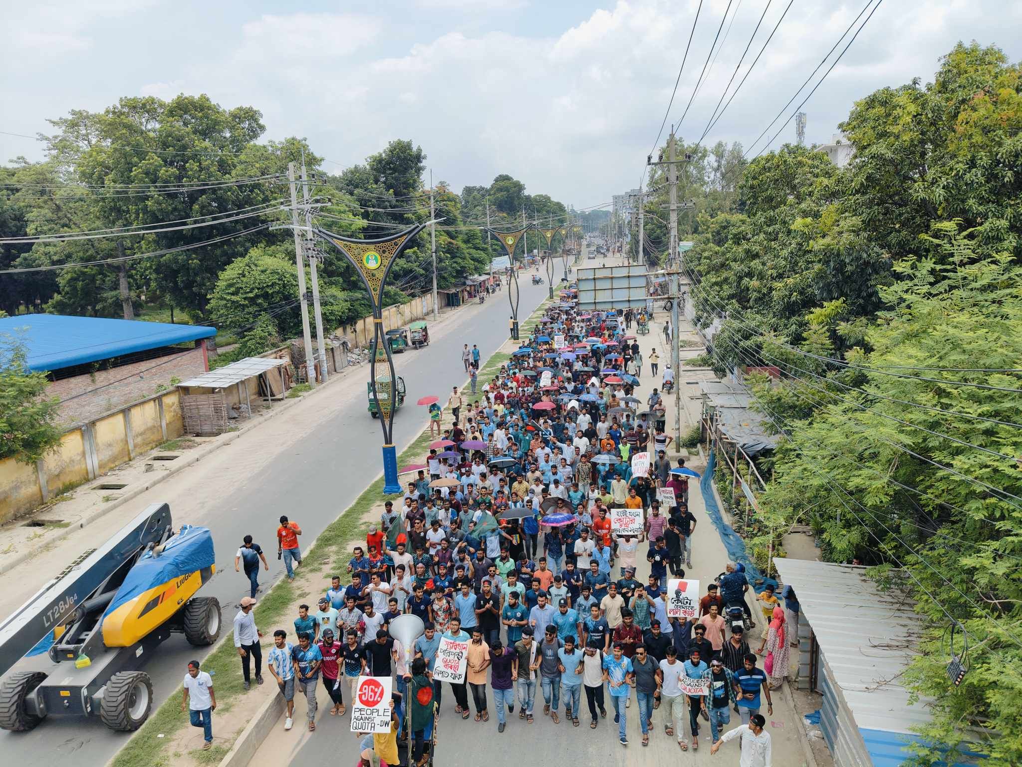 কোটা সংস্কারের দাবিতে রাজশাহীতে গণপদযাত্রা,জেলা প্রশাসকের কাছে স্মারকলিপি প্রদান
