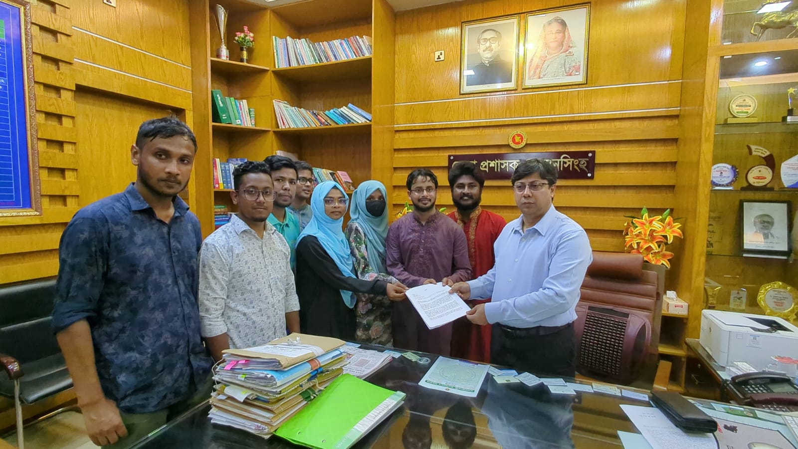 কোটা বাতিলের দাবিতে বাকৃবি শিক্ষার্থীদের স্মারকলিপি প্রদান