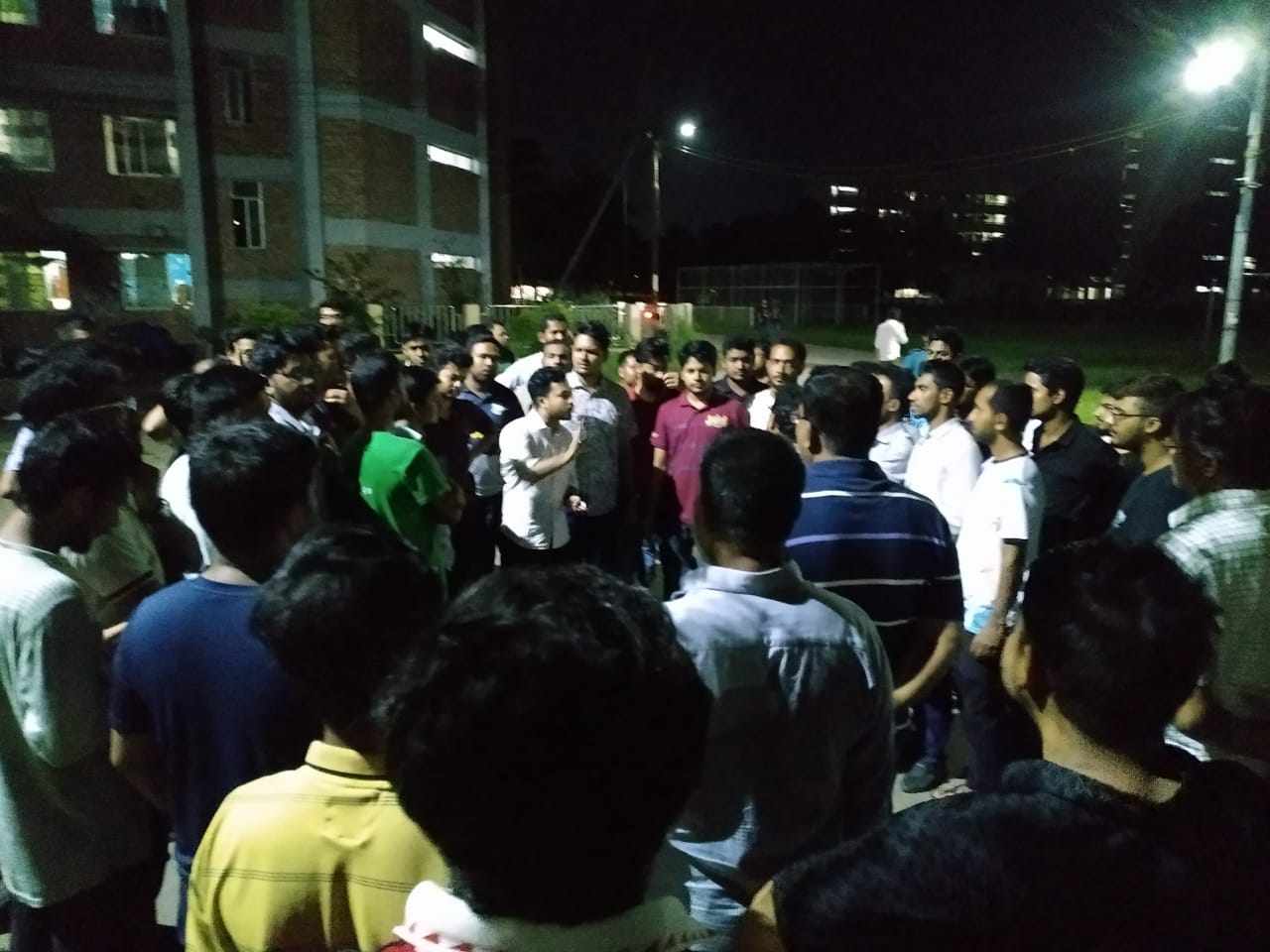 শিক্ষার্থীদের "চাইলাম অধিকার, হয়ে গেলাম রাজাকার'" স্লোগানের বিপরীতে শেকৃবি ছাত্রলীগের মিছিল