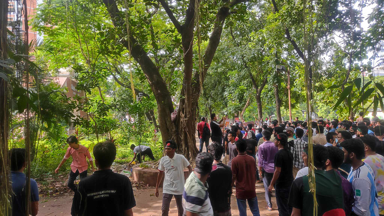 ঢাবিতে কোটা আন্দোলনকারী-ছাত্রলীগ মুখোমুখি, ইট-পাটকেল নিক্ষেপ