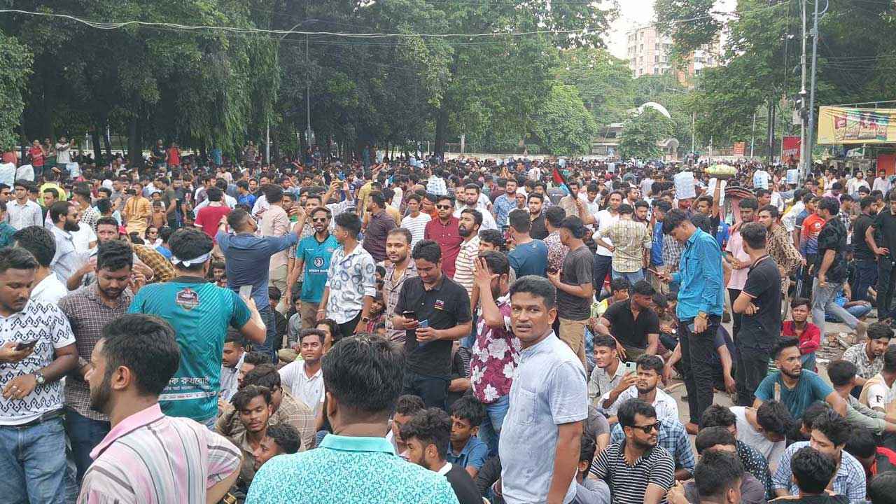 কোটা আন্দোলনকারীদের হটিয়ে রাজু ভাস্কর্যে ছাত্রলীগ