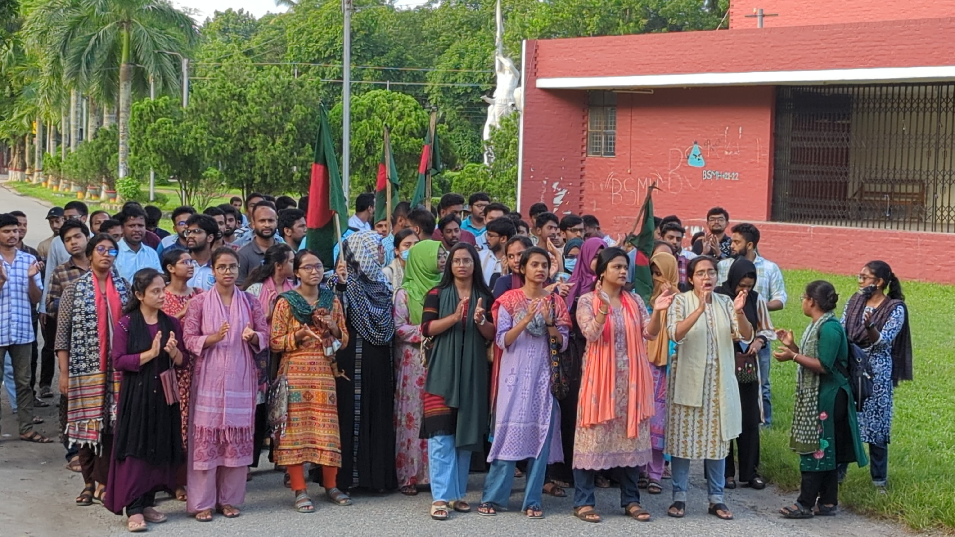 বাকৃবিতে ছাত্র সংগঠনগুলোর বিক্ষোভ ও সমাবেশ