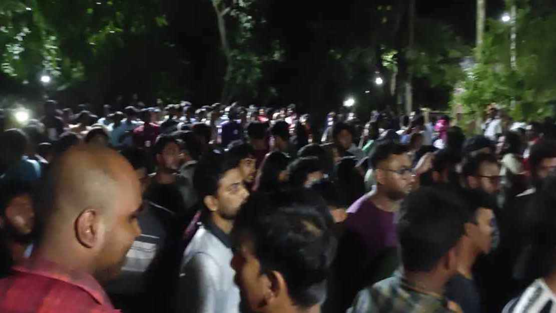 দফায় দফায় হামলা-সংঘর্ষে গভীর রাতে রণক্ষেত্র জাবি