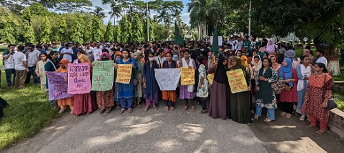 শিক্ষার্থীদের উপর হামলার প্রতিবাদে উত্তপ্ত বাকৃবি, নারীদের সরব উপস্থিতি